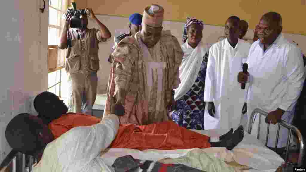 Gwamnan jihar Borno Kashim Shettima a lokacin da yake ziyartar mutanen da suka ji raunuka a wani asibiti, bayan harin da 'yan bindiga suka kai Kawuri Junairu, 28 2014.