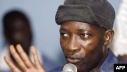 Charles Blé Goudé, dirigeant des mouvements de "jeunes patriotes" ivoiriens 13 juin 2005 lors d'une conférence de presse à Abidjan où les "patriotes" appellent les soldats français à quitter le pays. AFP PHOTO KAMPBEL (Photo de KAMBOU SIA / AFP