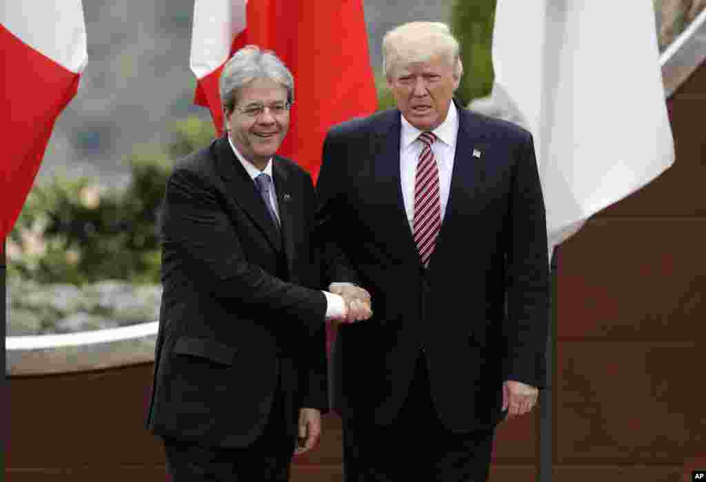 Le Premier ministre italien, Paolo Gentiloni, salue le président américain Donald J. Trump avant une prise de photo lors d'un sommet du G7 en Italie, le 26 mai 2017 .
