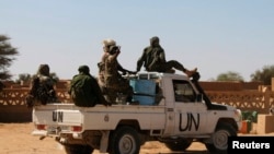 Une patrouille de la Minusma à Aguelhok, Mali, le 24 janvier 2014.