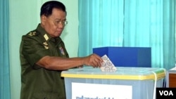 Pemimpin militer Birma, Jenderal Than Shwe saat memasukkan suara dalam pemilu 7 November lalu. Militer mengatakan pemilu tersebut adalah bagian dari rencana untuk menggerakkan demokrasi dan kekuasaan sipil.