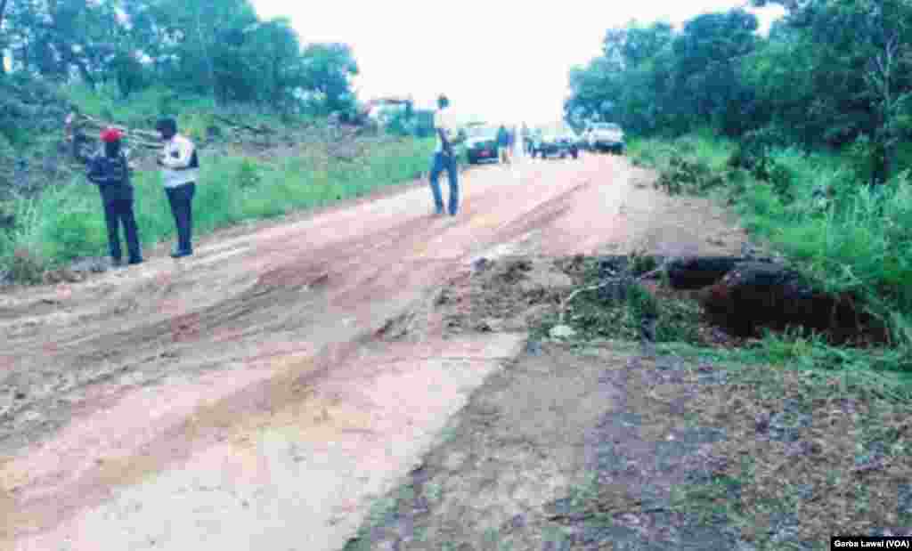 L'un des principaux axes routiers de l'Afrique centrale est paralysé en raison de l'effondrement d'un pont après de fortes pluies, causant l'arrêt total du trafic routier entre les deux grandes villes du Cameroun, Yaoundé et Douala, au Comeroun, 21 octobre 2016. 