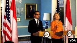 Menteri Luar Negeri Marty Natalegawa dalam jumpa pers bersama dengan Menteri Luar Negeri AS Hillary Clinton. (VOA/Eva Mazrieva)