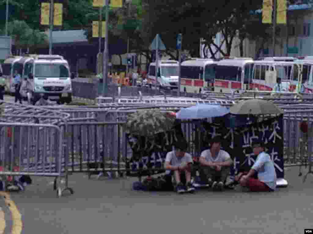 數千香港市民雲集政府總部聲援被困公民廣場學生(美國之音圖片/海彥拍攝)