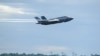 Arhiva - Borbeni avion F-35, u vlasništvu Mornarice SAD, poleće sa aerodroma na Floridi, 16. septembra 2016.