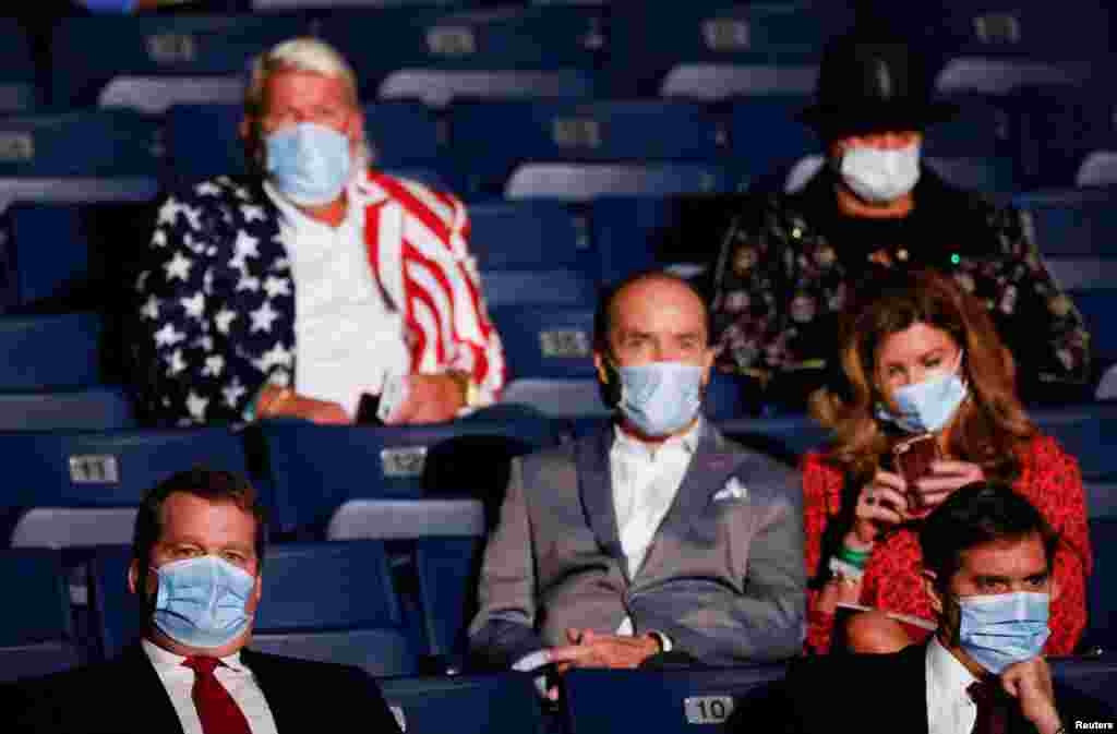 Tony Bobulinski, ex socio comercial de Hunter Biden, el golfista John Daly, Lee Greenwood y Kid Rock son vistos antes en el escenario instalado en la Universidad de Belmont, en Nashville, Tennessee, de que comience el segundo debate presidencial de 2020.