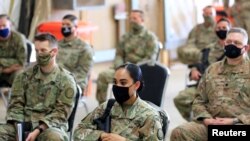 Para tentara AS saat upacara serah terima pangkalan militer Taji dari pasukan koalisi pimpinan AS kepada pasukan keamanan Irak di utara Baghdad, Irak, 23 Agustus 2020. 