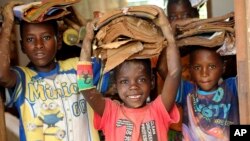Crianças sobreviventes do ciclone Idai em Dombe, a cerca de 280km da Beira, Moçambique. 4 Abril, 2019. 
