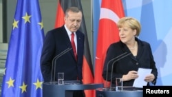 Kanselir Jerman Angela Merkel (kanan) dan PM Turki Recep Tayyip Erdogan di Berlin, Jerman (foto: dok). Merkel mengecam tindakan kerasa Turki terhadap demonstran. 
