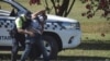 Un manifestante es registrado por un policía militar tras una protesta contra las políticas del presidente Jair Bolsonaro, en Brasil.