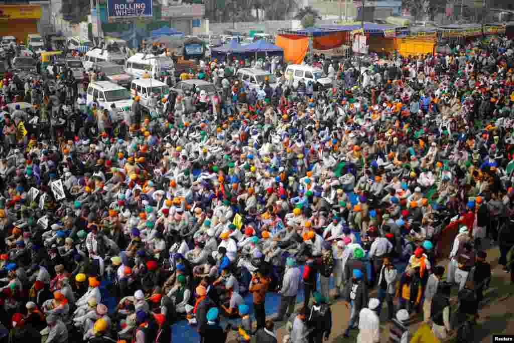 کاشت کاروں نے دارالحکومت نئی دہلی کے نواحی علاقوں میں ڈیرے ڈالنے کے ساتھ ساتھ مختلف شاہراہیں بھی بلاک کی ہوئی ہیں۔