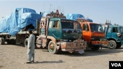 Truk-truk pembawa perbekalan NATO berjajar di pos perbatasan di wilayah Khyber, Pakistan karena pihak berwenang Pakistan memblokade jalur ke Afghanistan.