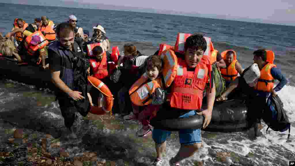 Pendant ce temps, plus de réfugiés arrivent à bord d'un canot pneumatique, après avoir traversé de la Turquie à l'île de Lesbos, en Grèce. 