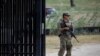 ARCHIVO: Un soldado estadounidense hace guardia en un puesto de control cerca del Puente Internacional entre México y Estados Unidos, donde los migrantes esperan ser procesados, en Del Río, Texas, Estados Unidos, el 18 de septiembre de 2021. 