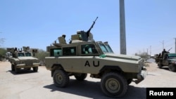 FILE - Walinda Amani wa Umoja wa Afrika (AMISOM) mjini Mogadishu, Somalia. Feb. 28, 2019. 