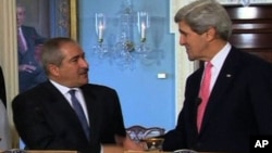 Menlu AS John Kerry (kanan) bersama dengan Menteri Luar Negeri Yordania Nasser Judeh.di Amman, Yordania (16/7).
