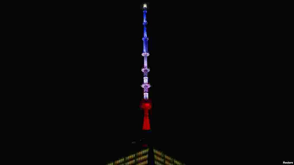 En soutien à la France le World Trade Center, à New York, s'est paré des couleurs bleu-blanc-rouge, dans la nuit de vendredi 13 à samedi 14 novembre 2015. 