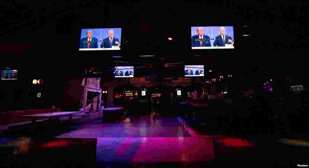 El debate presidencial pudo ser visto desde pantallas de televisión habilitadas en The Abbey Bar, en West Hollywood, California.
