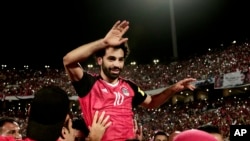 Mohamed Salah porté en triomphe lors de la qualification de l'Egypte devant le Congo (2-1) pour le Mondial 2018, au stade de Borg El Arab, Alexandrie le 8 octobre 2017 (AP Photo/Nariman El-Mofty)