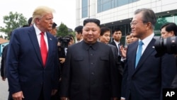 Durante su improvisada tercera cumbre en la zona desmilitarizada el domingo, Donald Trump y Kim Jong Un reafirmaron su amistad y acordaron reanudar las conversaciones nucleares.