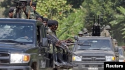 Government soldiers heading to strike rebel-held positions near Rutshuru, DRC, May 20, 2012.