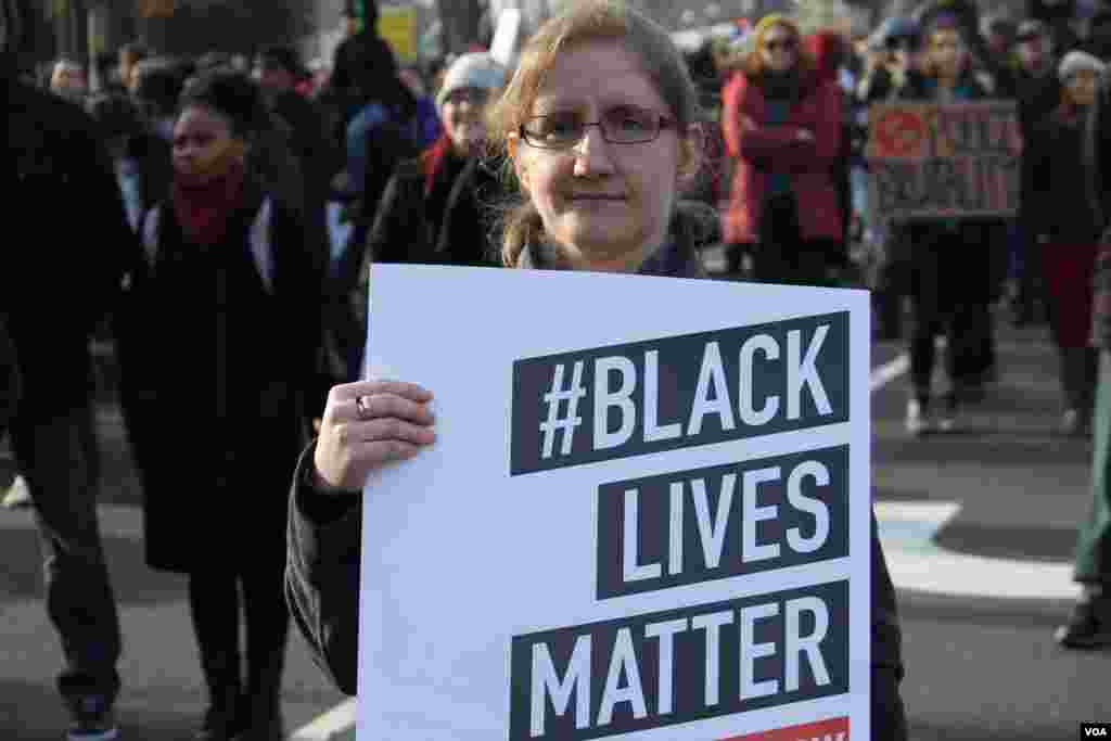 Uma mulher exibe o cartaz com palavras de ordem: "Vidas dos negros importam". Milhares marcharam pelas ruas da capital americana em protesto contra a brutalidade policial. Dez. 13, 2014