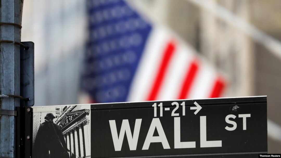 在紐約證券交易所(NYSE) 外的華爾街的路牌。