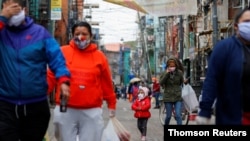 La pandemia de coronavirus en Argentina lleva a las autoridades a flexibilizar las medidas en el interior del país, pero no en Buenos Aires.