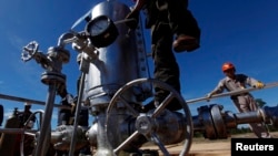 Pekerja Pertamina di Pulau Bunyu, Kalimantan Timur. 