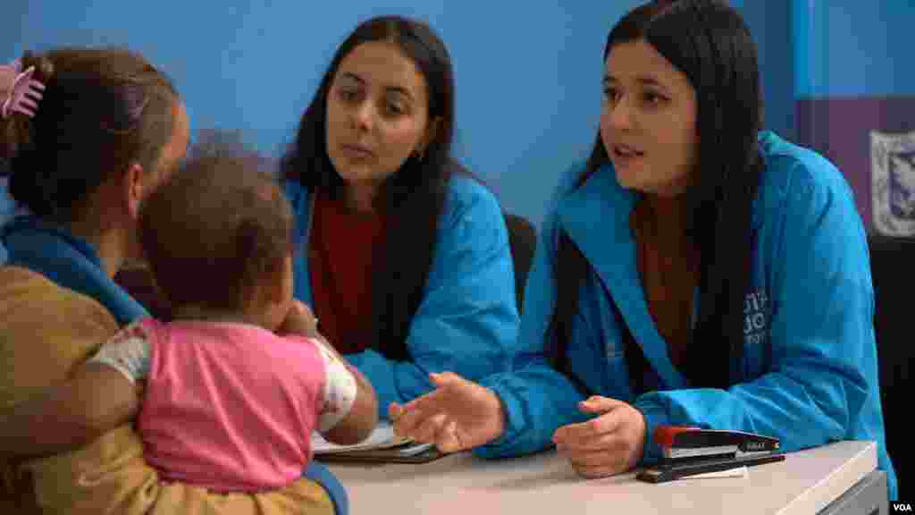 En Bogotá, las autoridades ofrecen servicio gratuito de guardería para que los migrantes que se dedican a las ventas ambulantes, tengan un lugar seguro en donde dejar a sus hijos.