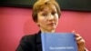 Marina Litvinenko, widow of slain ex-KGB agent Alexander Litvinenko, poses with a copy of The Litvinenko Inquiry Report during a news conference in London, Jan. 21, 2016. 
