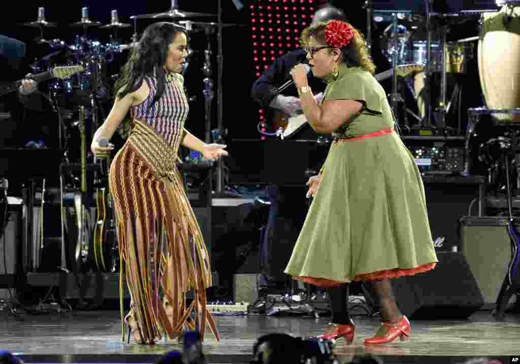 Beatriz Luengo, izquierda, y La Marisoul, de La Santa Cecilia, interpretan "Corazón Espinado".