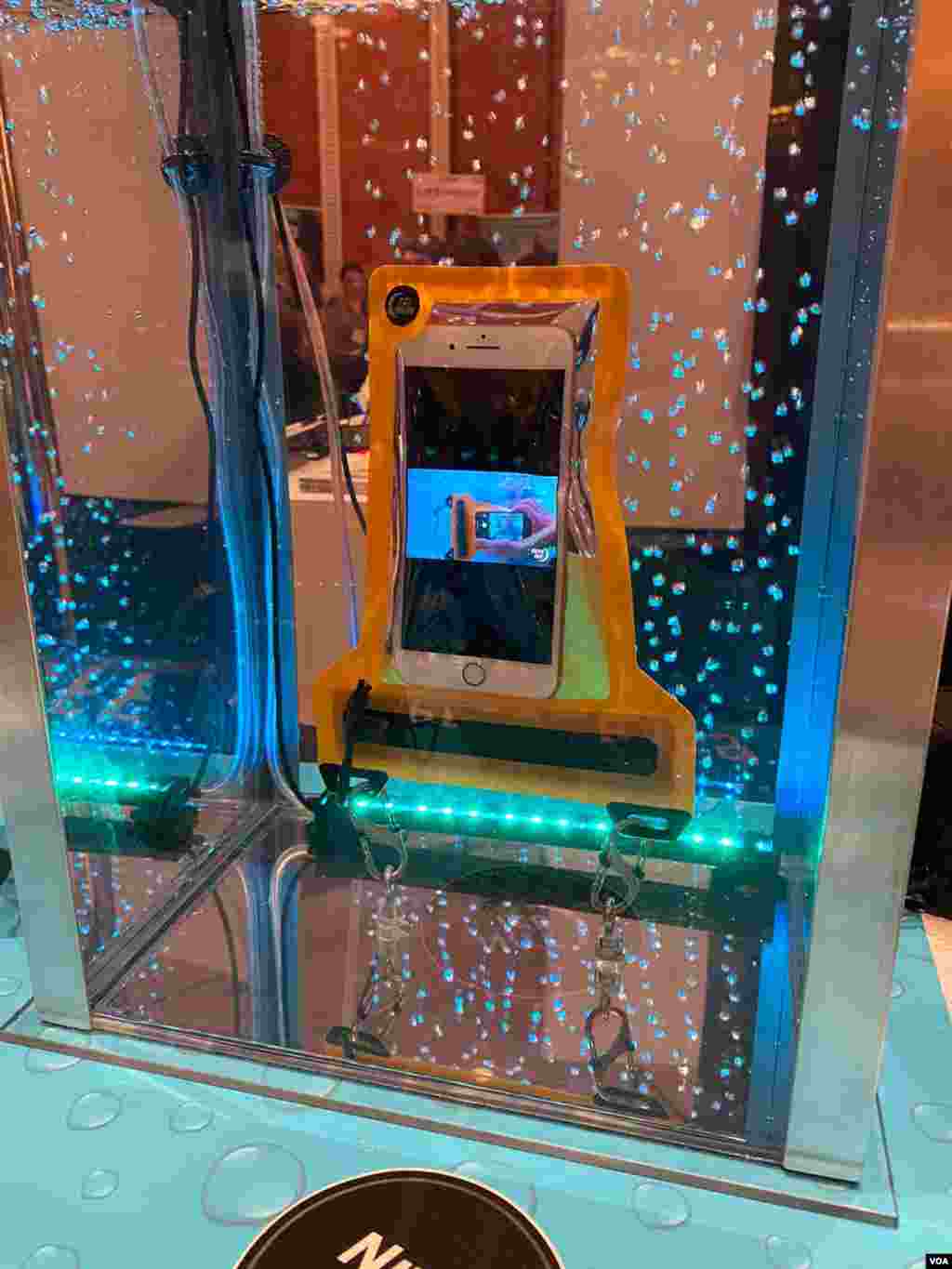 CES 2020/ Bolsa resistente al agua para el móvil, puede estar sumergida por horas sin que afecte el teléfono. Ideal para cuando se va de excursión. Foto: Iacopo Luzi.
