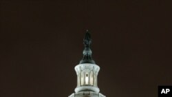 A àrvore de Natal, em frente ao edifício do Capitólio, na capital americana