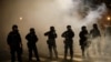 Agentes federais protegem tribunal em Portland