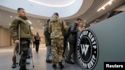 Des visiteurs au PMC Wagner Center, un projet mis en œuvre par l'homme d'affaires et fondateur du groupe militaire privé Wagner Yevgeny Prigozhin, lors de l'ouverture officielle de l'immeuble de bureaux à Saint-Pétersbourg, en Russie, le 4 novembre 2022.