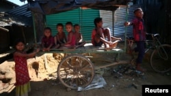 Anak-anak pengungsi Rohingya bermain di kamp pengungsi Kutupalong dekat Cox's Bazar, Bangladesh, 6 November 2017. 