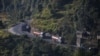 加德满都郊外山路上驶往中国-尼泊尔边界吉隆关口的油罐车。（资料照）