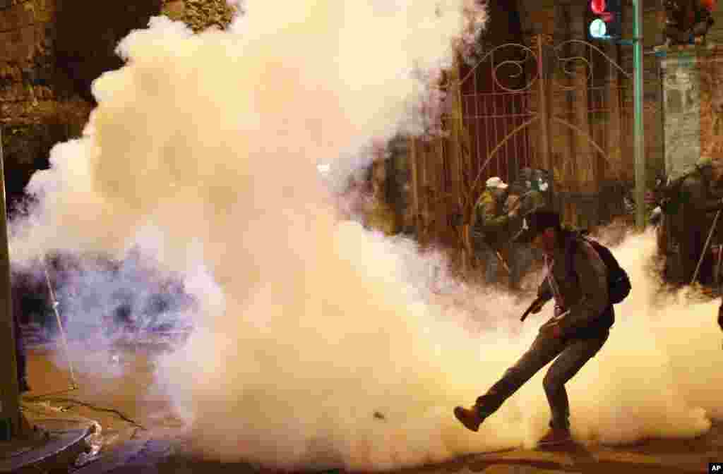 El gobierno ha criticado la violencia que provocó lesiones y un asesinato el miércoles 6 de noviembre de 2019, y culpó de los enfrentamientos a la oposición cuando la ira aumentó entre manifestantes de ambos lados de la actual crisis.