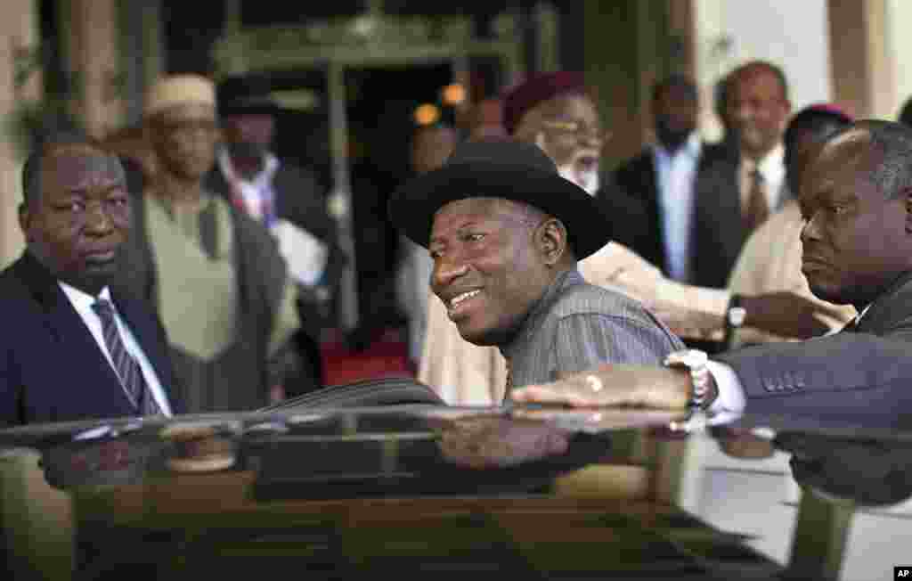 Le président Goodluck Jonathan du Nigeria monte dans son véhicule après avoir renouvelé l'engagement à organiser des élections pacifiques "libres, justes et crédibles" avec le candidat de l'opposition Muhammadu Buhari, dans un hôtel de la capitale Abuja, Nigeria jeudi 26 mars 2015. 