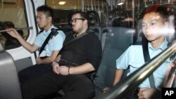 Rurik George Caton Jutting (tengah) dikawal polisi dalam kendaraan menuju pengadilan di Hong Kong, 2014. 