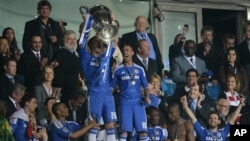Para pemain klub Chelsea mengangkat piala Champions UEFA setelah mengalahkan klub Bayern Munich melalui adu penalti dalam final Liga Champions, Sabtu (19/5).