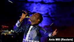  "Youri a l'âme de l'Afrique" -Youssou Ndour, que l'on voit ici au 50è Festival international de Carthage, Tunisie, le 1er août 2014. 