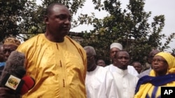 Le président élu Adama Barrow devant la presse à Banjul, Gambie, 10 décembre 2016.