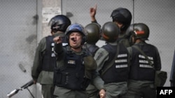 Des membres de la Garde nationale bolivarienne l à Cotiza, à Caracas (Venezuela), le 21 janvier 2018.