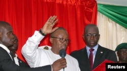 Umaro Sissoco Embalo prête serment à Bissau le 27 février 2020.