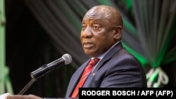 Le président sud-africain Cyril Ramaphosa prononce un discours alors qu'il se joint aux dirigeants musulmans pour partager l'iftar, le repas au coucher du soleil pour rompre le jeûne du Ramadan, dans la banlieue d'Athlone au Cap le 6 mai 2021.