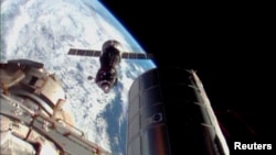 Pesawat antariksa Rusia Soyuz berusaha merapat ke Stasiun Antariksa Internasional (ISS) pada misi sebelumnya (foto: dok). 