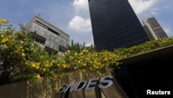 The headquarters of oil company Petrobras (L) is pictured next to the headquarters of Brazilian Development Bank (BNDES) in Rio de Janeiro, March 20, 2015. 