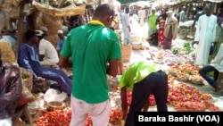 Yayin da ake hada-hadar sayen kayen masarufi a wata kasuwa a Kano 